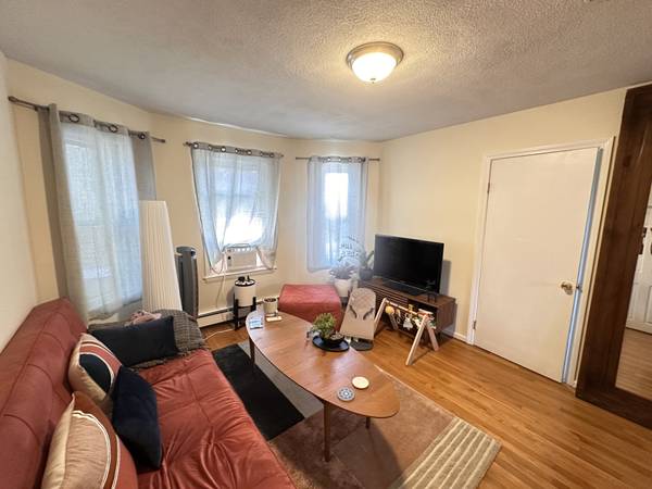 $2,695 / 2br - 2 bed Next to Green line Available NOW, Parking Included. (Magoun Square)64294931774339122