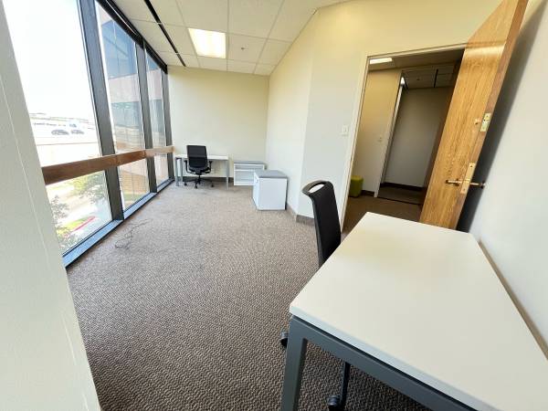 $1,200 2 Suite de oficinas en Bedford. ¡30 % DE DESCUENTO (1600 Airport Fwy, Suite 300)63796577990273120