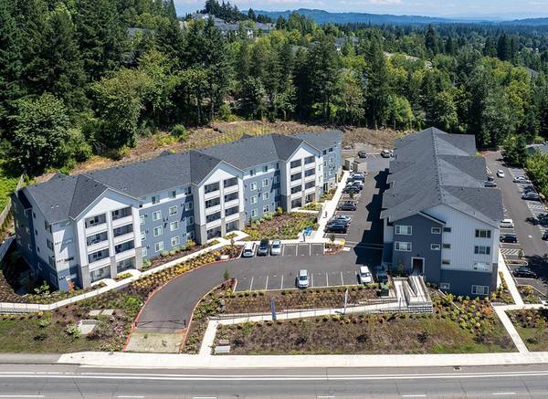 $1,800 / 2br - GET a FREE MONTH | Right Along Southwest Pacific Highway | Unique (Tigard)64039223352962124
