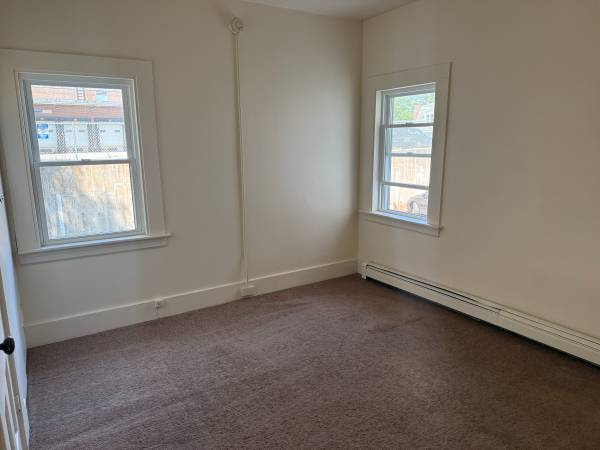 $1,650 / 2br - 800ft2 - 1st floor 1BR with eat in kitchen and porch (Downtown Exeter)63931656544898123