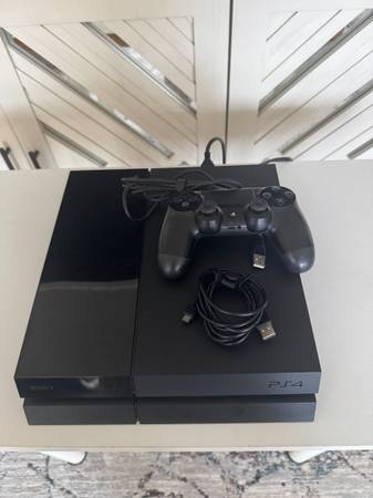 Sony PlayStation 4 (PS4) 1