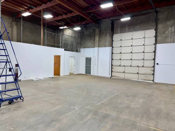 $5,750 / 2016ft2 - Office & Warehouse Space with Secured Yard! (burlingame)63858053945347120
