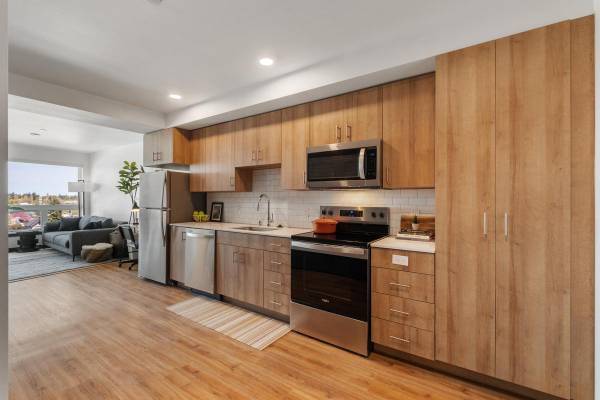 $1,950 / 1br - 551ft2 - Public Transportation, Pet-Friendly, Vinyl Plank Flooring (White Center)63850754554371120