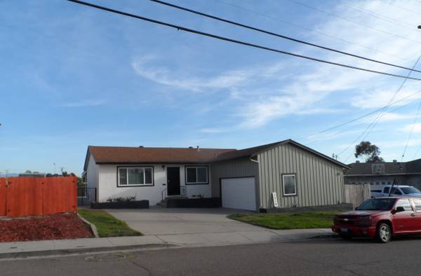 $1,250 / 156ft2 - House on Hill Has Room w/Bath, Kit/Ldry Use, WiFi, Ceiling Lite/Fan (National City | Residential Area | Manchester St.)63841341380097121
