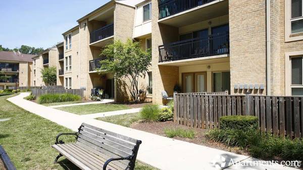 $1,775 / 1br - 916ft2 - Maintenance on site, Air Conditioning, Crown Molding (7 Prism Pl, Gaithersburg, MD)63896035304194120