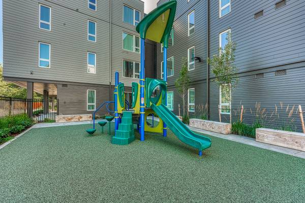 $1,760 / 3br - 1015ft2 - Laboratorio de Computación, Comunidad Cerrada, Almacenamiento para Bicicletas (16503 E Burnside St, Portland, OR)63831250865793120