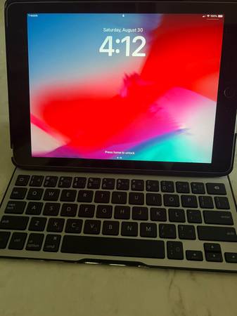 Excellent condition iPad 6th gen 32GB, WIFI + LTE&Belkin Keyboard Case 1