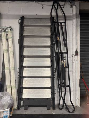 WENGER 8-STEP ADJUSTABLE HEIGHT STAIRWAY 1