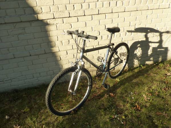 for sale 18 speed sport bike has aluminum wheel rims fast bike 1