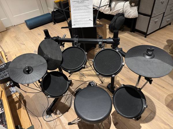 Alesis turbo drum kit with music stand 1