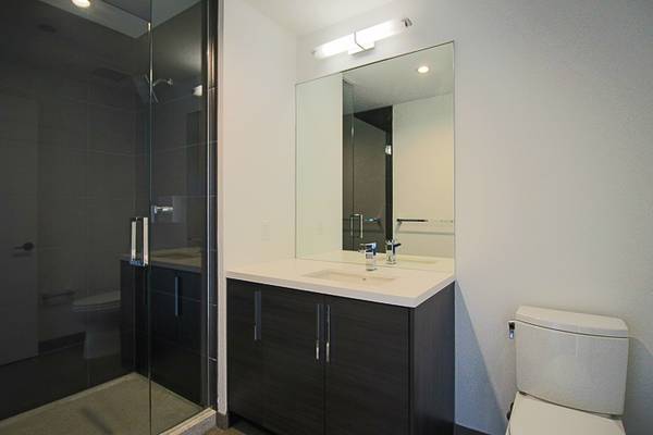$3,405 / 2br - Renovated 2bed with washer/dryer in unit and hw floors-huge pool (Near North/Downtown)64041643264387123