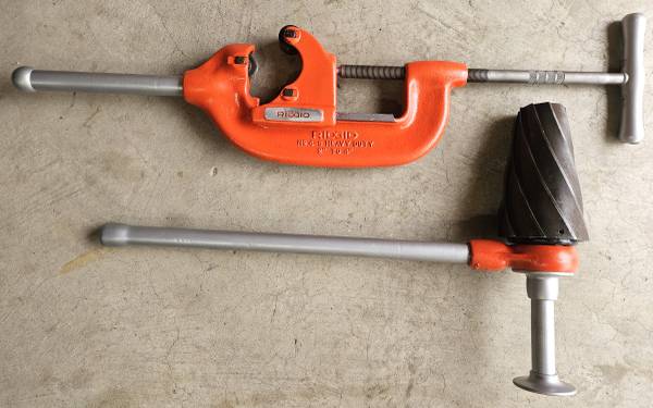 Ridgid 2" to 4" pipe cutter and ratcheting spiral pipe reamer 1