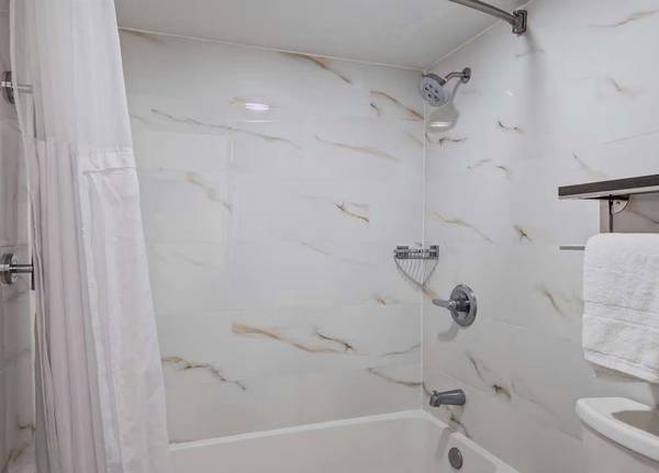 $550 / 1br - NEW WEEKLY RATES! - 9 Minutes to Downtown - Onsite Restaurant (Sacramento)64043494446338122