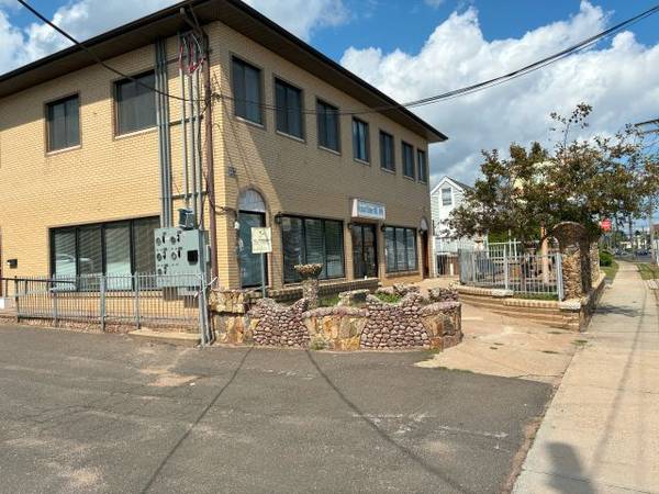 $1,495 / 2br - "BRAND NEW" ...........near Merritt Parkway - Route 15 (HAMDEN)64010163850627120