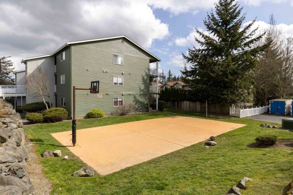 $2,300 / 2br - 1120ft2 - Refrigerator, Security Patrol, Vinyl Plank Flooring (2709 Lincoln Way, Lynnwood, WA)63890096260611122