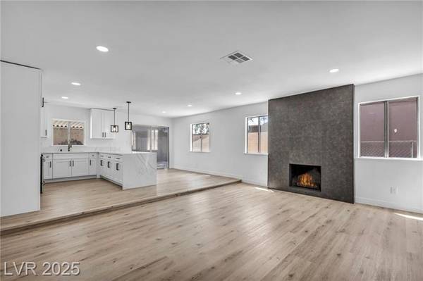 $425,000 / 3br - 1368ft2 - Gorgeous Remodeled Single-story House with Upgrades & Sparkling POOL (EAST - 95/Tropicana)63907029059843122
