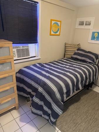 $750 / 3br - ROOM MID SIZE IN THE COVE (Cathedral City)63686227172609122