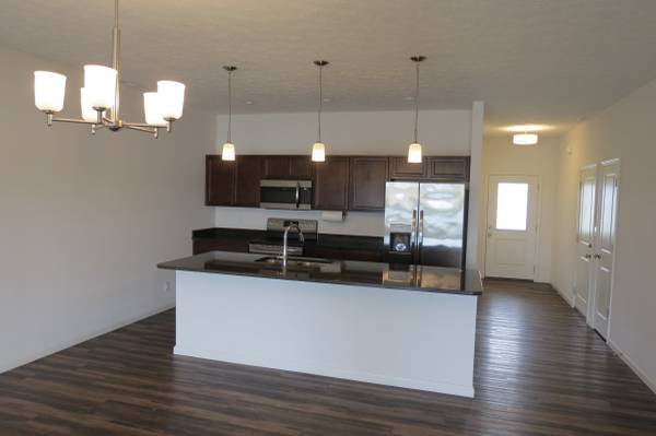 $1,800 / 3br - 1550ft2 - Beautiful 3 bedroom ranch home located in Barrington Lakes SD (lafayette)63680156660737124