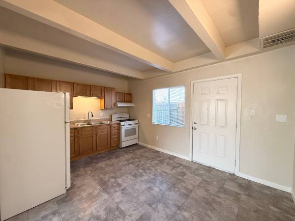 $2,295 / 2br - 900ft2 - Renovated Townhouse - Gated and Secure Community - Private back patio! (hayward / castro valley)64049799624577122