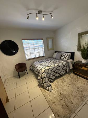 $895 / 1br - Furnished Private Room/ All Utilities Included/ wifi/ parking (North Miami Beach)63379589995779123