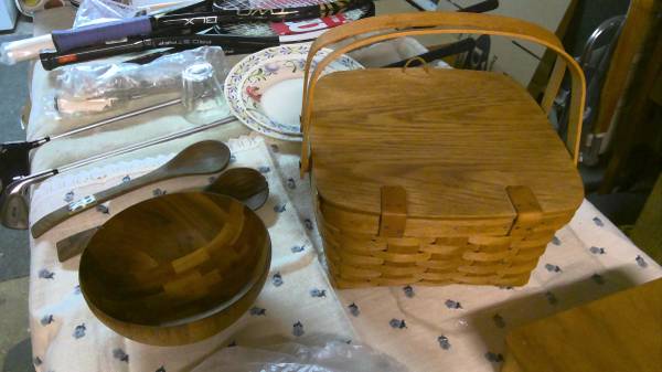 Beautiful, Classic Longaberger large picnic basket 1992 - $45 (Wrightstown/Newtown, PA)63442996116737121
