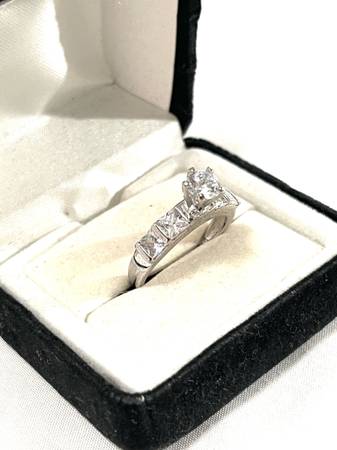 Nuevo anillo de boda de plata de ley con circonia cúbica (diamantes C). Talla - $48 (Vacaville)63471043367171122