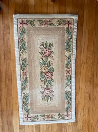 Alfombra antigua de lana con diseño floral hecha a ganchillo - $75 (New Hartford)63469926721283121