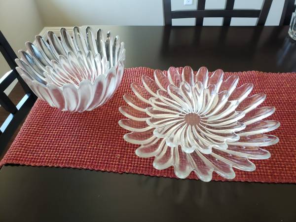 Pair of Studio Nova (Mikasa) Solaris serving bowls, and platters 1