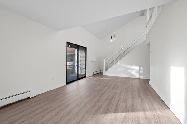 $1,550 / 2br - 950ft2 - Amazing Loft Apartment, Potential Office tons of Open space (East Hartford)63989075120259124