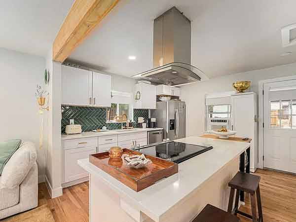 $925 / 2br - Welcome to this beautifully renovated 2 bed 1 bath home (Denver, CO)63679423320449121