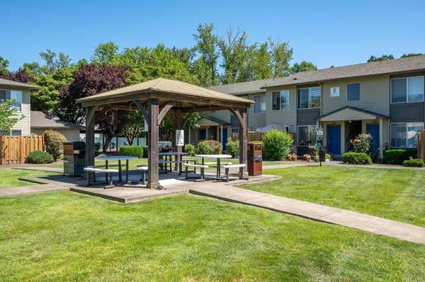 $1,599 / 2br - 775ft2 - Ready for a change? This 2 BR, 775 Sq Ft is a breath of fresh air. (Gladstone/Milwaukie - Near Clackamas Community College!)63956504170883121