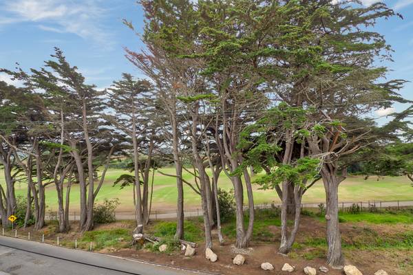 $2,916 / 1br - 560ft2 - Situated in Pacifica!, Convenient Laundry Care Center, 1 bedroom (pacifica)63657896389633123