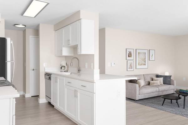 $1,392 / 1br - 729ft2 - Newly Renovated Homes*, Swimming Pool, Fireplace (Milwaukie, Southgate)63831752784259123