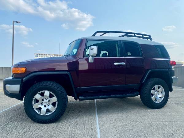2007 Toyota fj cruiser 4x4 - $11,000 (Wheeling)63619074409729121