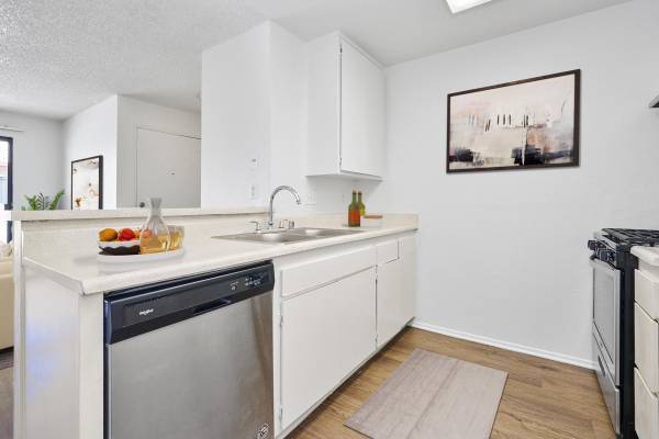 $2,720 / 2br - 997ft2 - Landscaped Recreational Areas, Located in Santa Clarita, 2/BD 2/BA (Santa Clarita-Newhall)63700899804801124