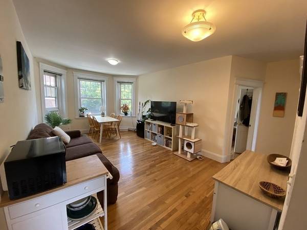 $3,200 / 2br - 816ft2 - Coolidge Corner 2BR – Heat & Hot Water Included – Available Now (Brookline)64167984240257120