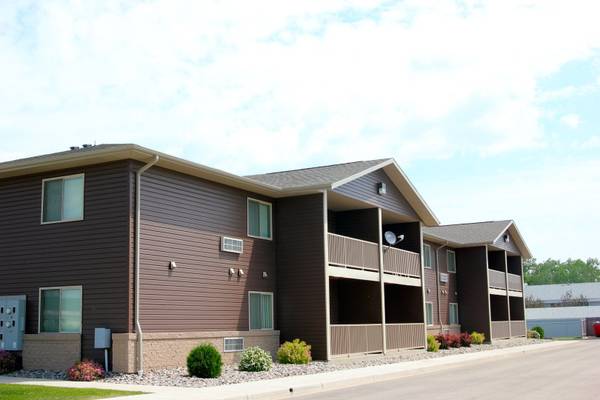 $1,015 / 1br - 750ft2 - Garage Included, Free Wi-Fi, 1/BD (2820 5th Street Northwest, Minot, ND)63893786331779120