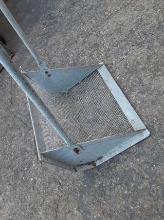 * CLAM TREASURE HUNTING HANDLED DRAG  BASKET 1