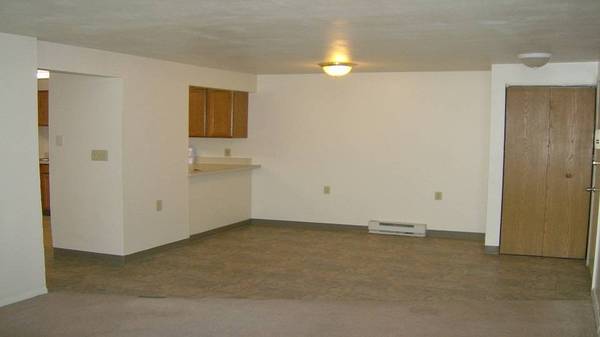 $825 / 2br - Charming Two-Bedroom Townhome Available! Apply Today!!! (Carthage)63935323156098124