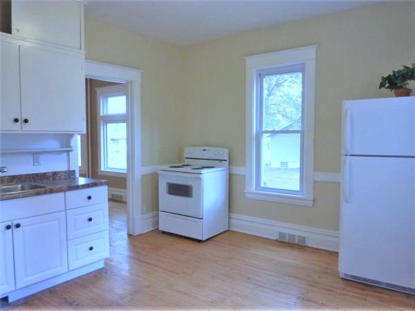 $1,375 / 2br - 1000ft2 - Clean and Bright Freshly Renovated 2 BR Apartment Main Floor! (Phalen)63797857840259124