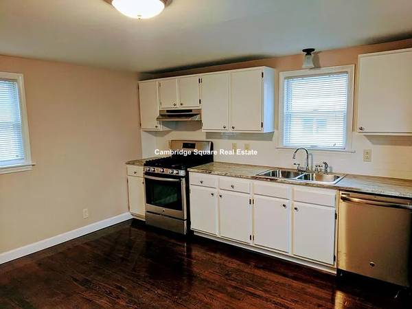 $2,900 / 3br - 1100ft2 - Dos niveles 3 hab/1 baño en Medford Disponible 9/1 (Medford)63655181812611120