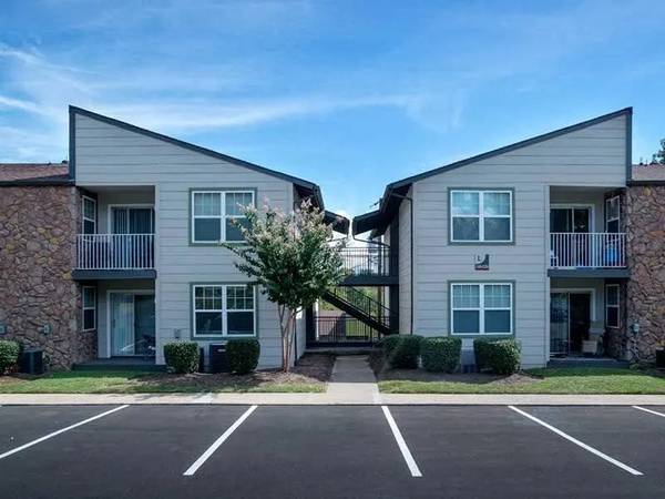 $1,415 / 2br - 1140ft2 - 1 MONTH RENT FREE! LAKE VIEWS AVAILABLE! (Hendersonville)63680263793281121