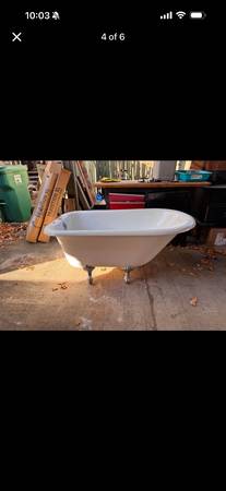 Icarus 60.75'' x 30.5'' Freestanding Soaking Cast Iron Bathtub without 1