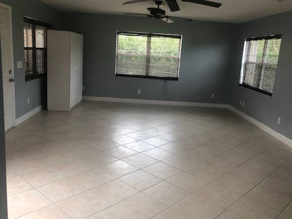 $1,350 / 540ft2 - Cozy in-law suite with private entrance centrally located between I-9563799881773443123