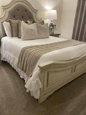 Ashley brand Realyn 5 piece chipped white bedroom set - new 1