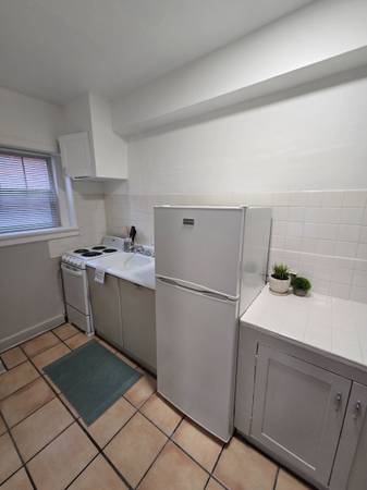 $1,275 / 420ft2 - Belltown corner unit!  Fresh paint and new blinds! Charm galore! (Belltown)63934419463682123
