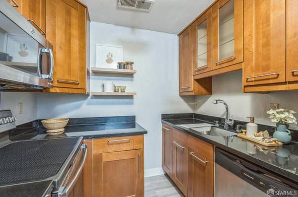 $1,020 / 1br - Condominio moderno de un dormitorio en una excelente ubicación con dos patios (walnut creek)63790049826433123