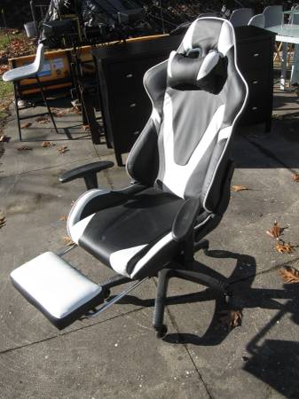 Tall swiveling reclining desk/ gaming chair with footrest 1