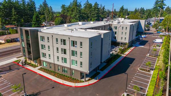 $1,760 / 3br - 1015ft2 - Laboratorio de Computación, Comunidad Cerrada, Almacenamiento para Bicicletas (16503 E Burnside St, Portland, OR)63831250865793123