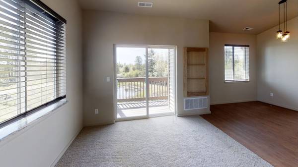 $1,585 / 1br - 669ft2 - Top Floor 1 Bedroom Home! Vaulted Ceilings! Move in Specials!! (Vancouver)63831535922179124